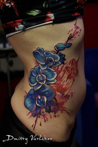 侧肋彩色好看的花朵纹身图案