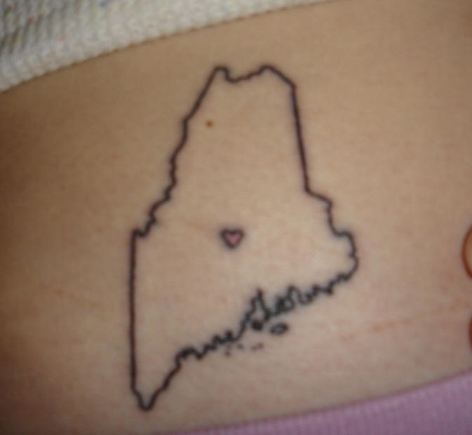 背部黑色线条地图纹身图案