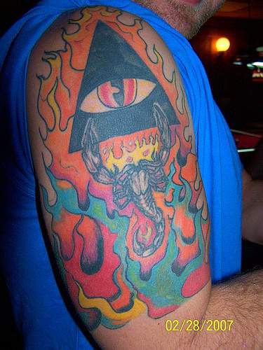埃及蝎子与五彩火焰和眼睛纹身图案