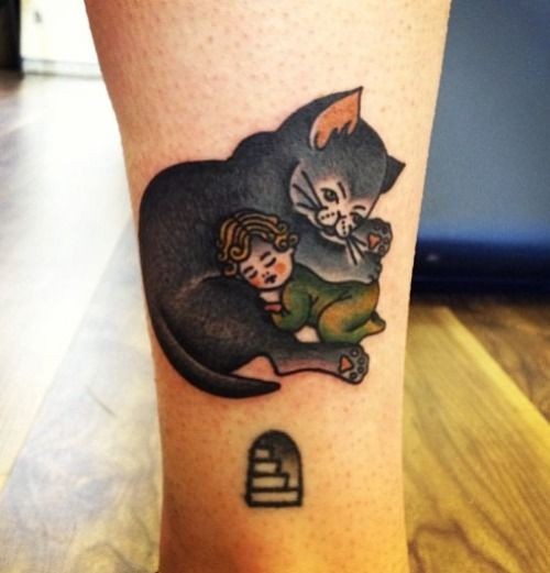 小腿猫和睡觉的小婴儿纹身图案