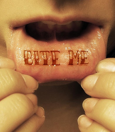 嘴唇内侧的英文字母纹身图案