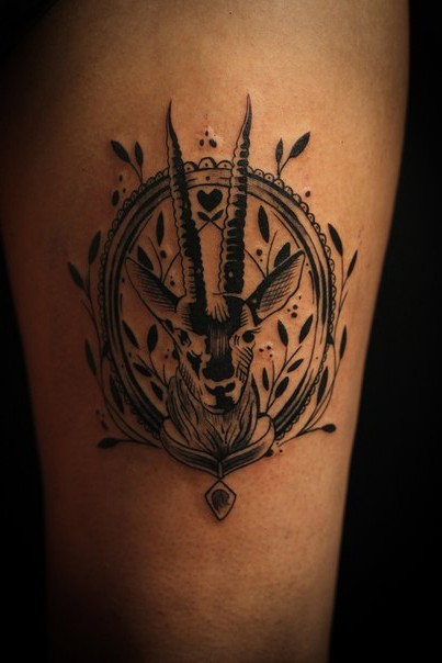 个性的黑色羚羊和植物纹身图案