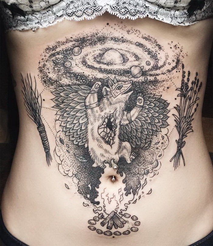 腹部神秘的狐狸太阳能系统纹身图案