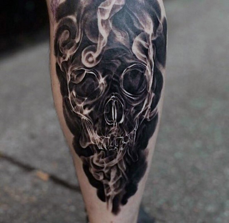 小腿黑白烟雾和骷髅纹身图案