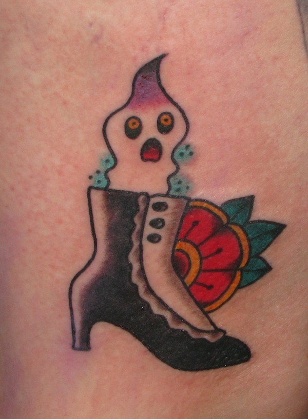 高跟鞋里的幽灵和花朵纹身图案