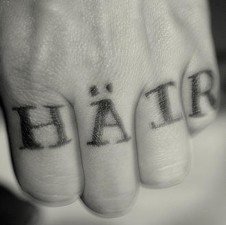 手指黑色字母纹身图案
