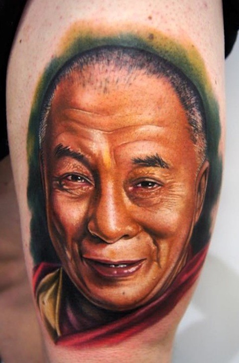 大腿逼真的彩色亚洲男子肖像纹身图案