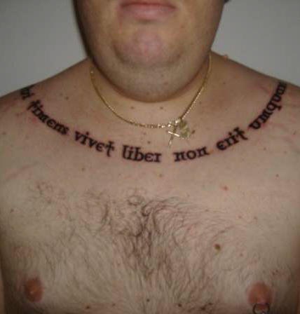 男性颈部拉丁文项链纹身图案