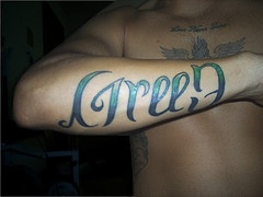 手臂彩色花体字符纹身图案