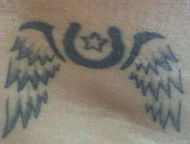 翅膀马蹄铁黑色纹身图案