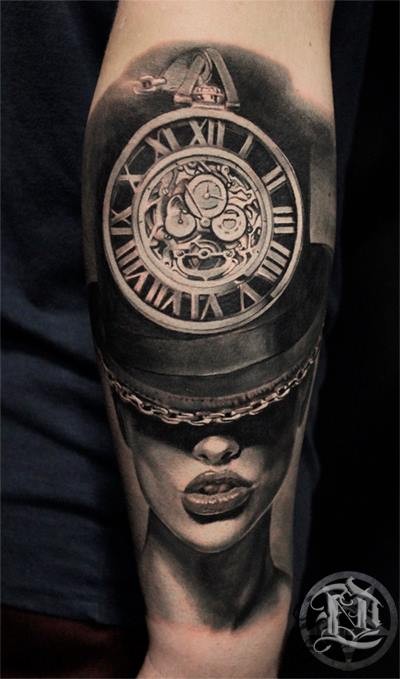 小臂黑灰风格机械时钟结合女性帽子纹身图案