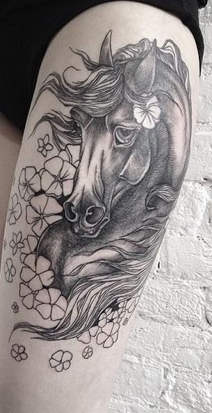 大腿自然的彩色悲伤马花朵纹身图案