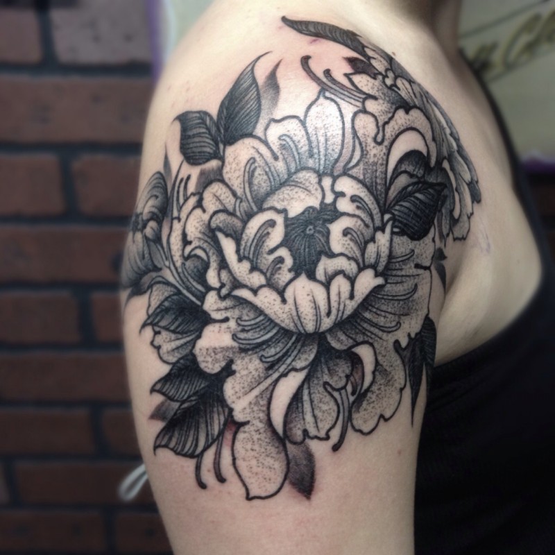 肩部黑色点刺线条牡丹花纹身图案