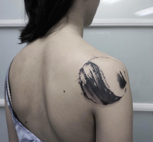 肩部圆形黑色大波浪纹身图案