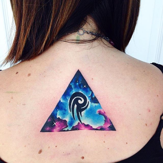 背部彩色的三角形与星空纹身图案