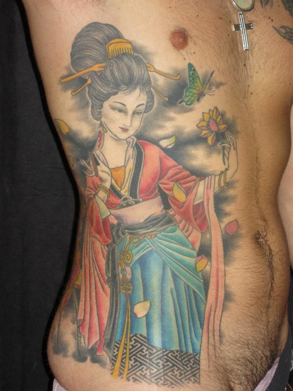 腰侧彩色艺妓与花朵纹身图案