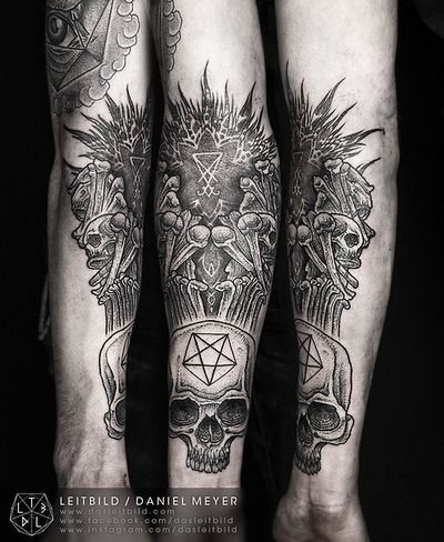 手臂非常精致的黑白骷髅五芒星纹身图案