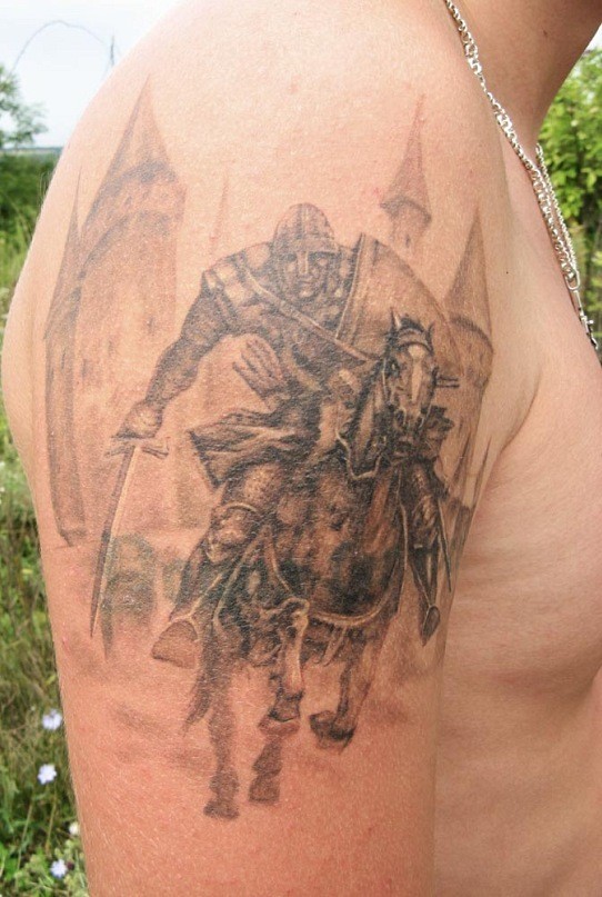肩部棕色马背上的赛马勇士纹身图案