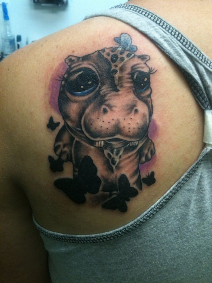 有趣的卡通彩色河马和黑蝴蝶纹身图案