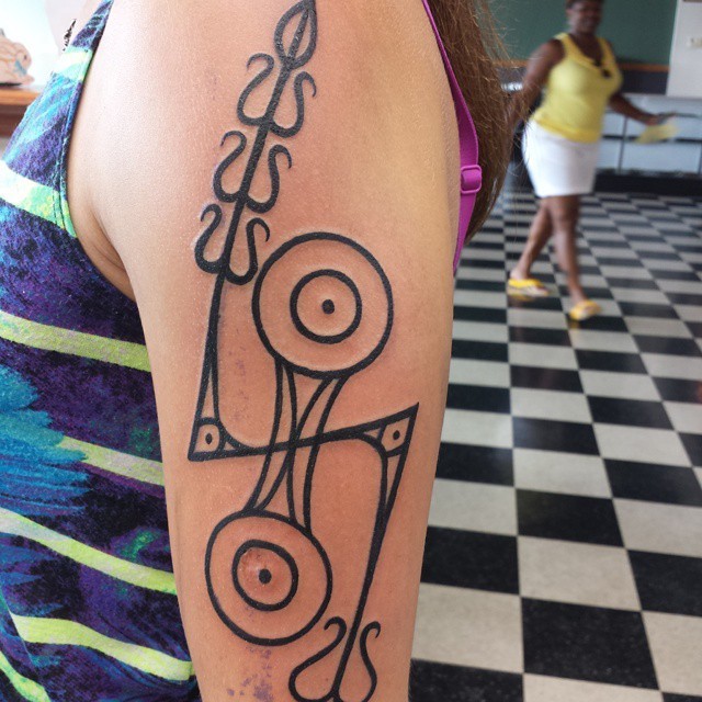 大臂简单的黑色有趣饰品纹身图案