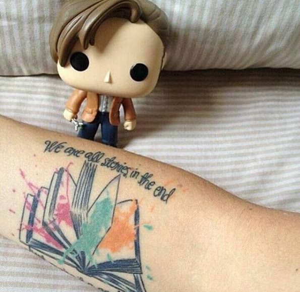 手臂水彩涂料翻开的书纹身图案