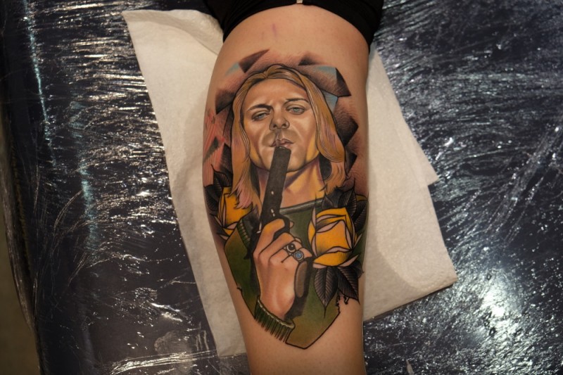 腿部彩色新风格男子手枪纹身图案