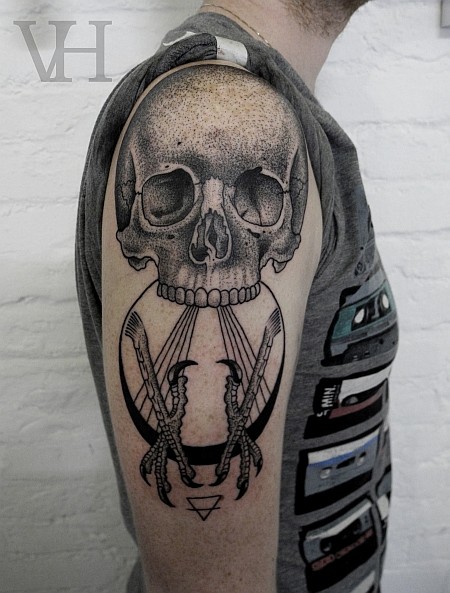 点刺风格黑色骷髅和鹰爪纹身图案