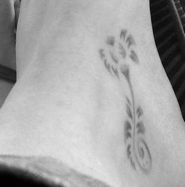 脚部灰色小清新蒲公英纹身图案