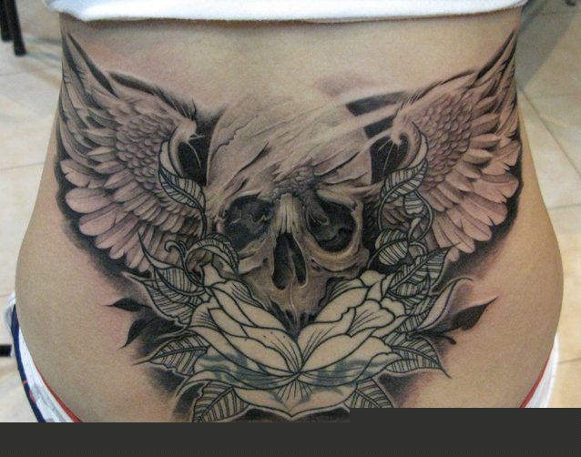腰部骷髅翅膀和花朵纹身图案