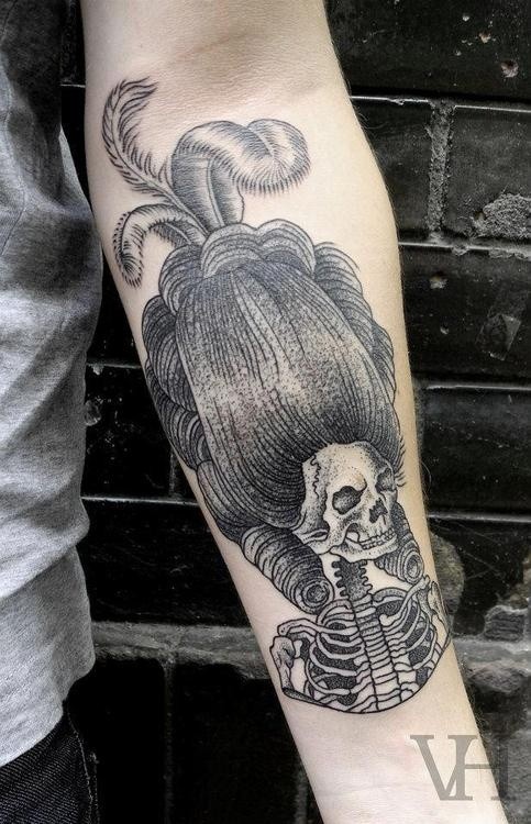 手臂黑灰雕刻风格的中世纪妇女骨架纹身