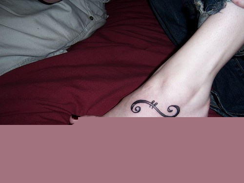 脚背黑色卷曲藤蔓纹身图案