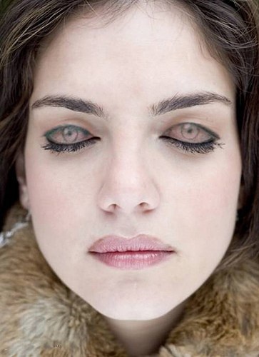 女性眼皮上的眼睛纹身图案