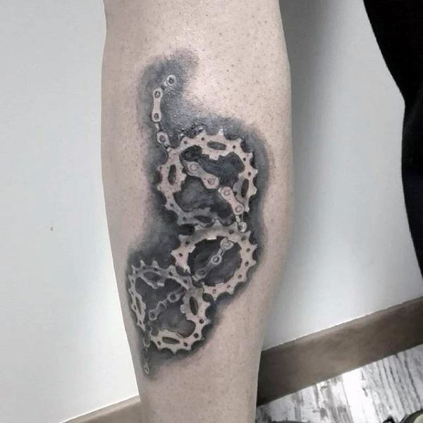 手臂灰色逼真的自行车链条纹身图案