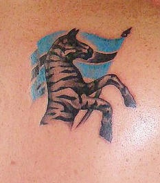 肩部彩色爱国斑马纹身图案