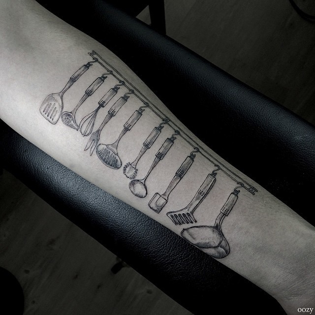 手臂黑灰专业厨具创意纹身图案