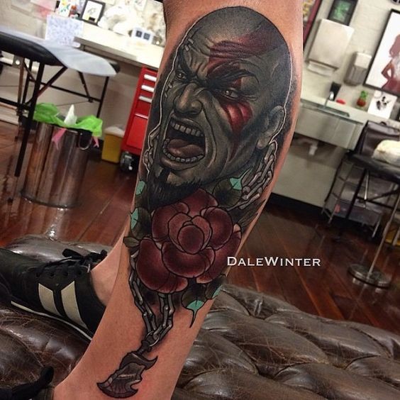 小腿old school彩色铁链和邪恶野蛮人纹身图案