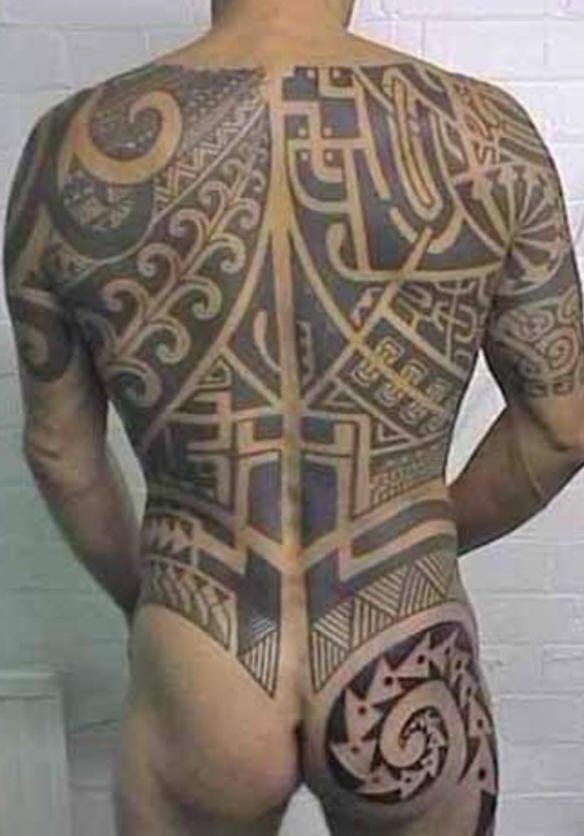 背部黑色的毛利部落图腾纹身图案