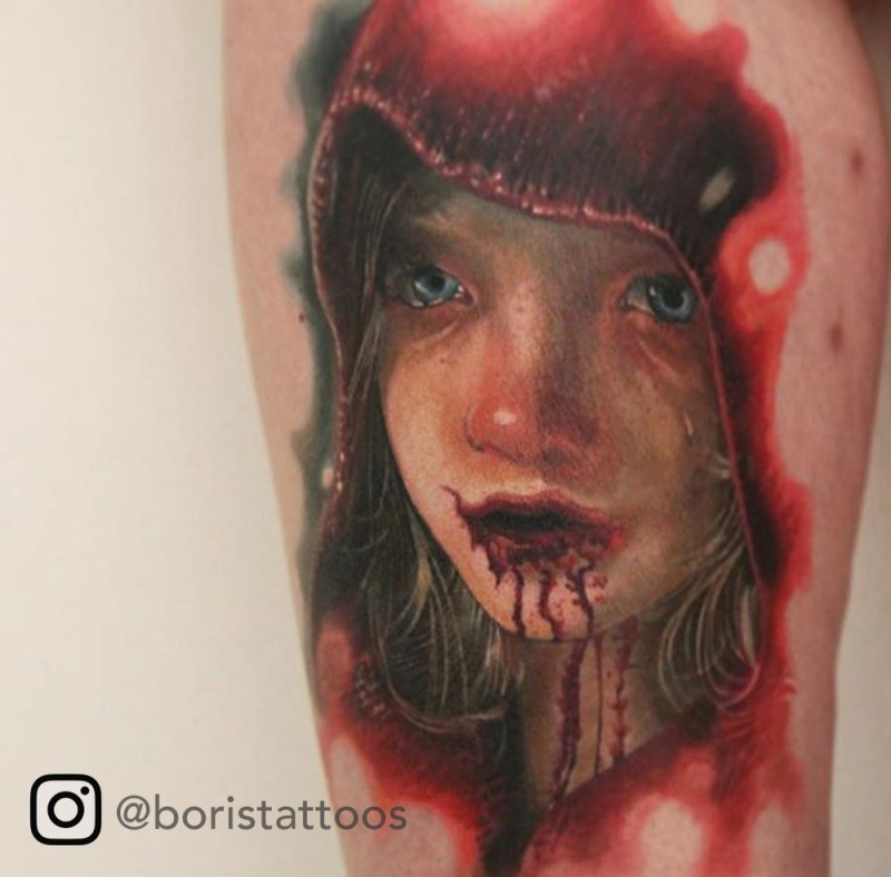 腿部彩色逼真的血腥女孩纹身图案