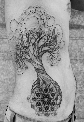侧肋复杂的黑色的树纹身图案
