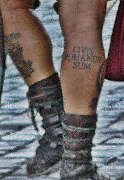 腿部黑色拉丁文字母纹身图案