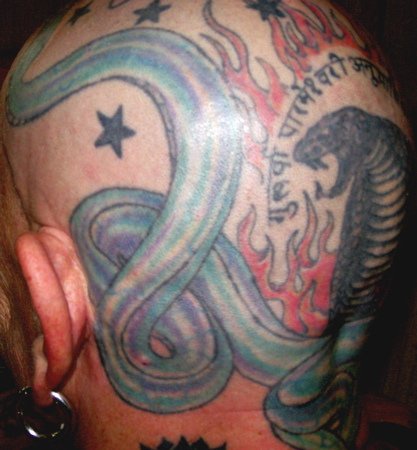 男性头部彩色眼镜蛇纹身图案