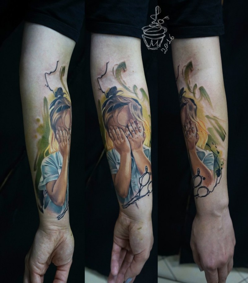 手臂彩色哭泣的小女孩纹身图案