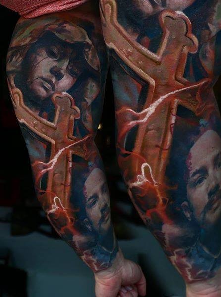 手臂彩色人脸肖像和十字架纹身图案