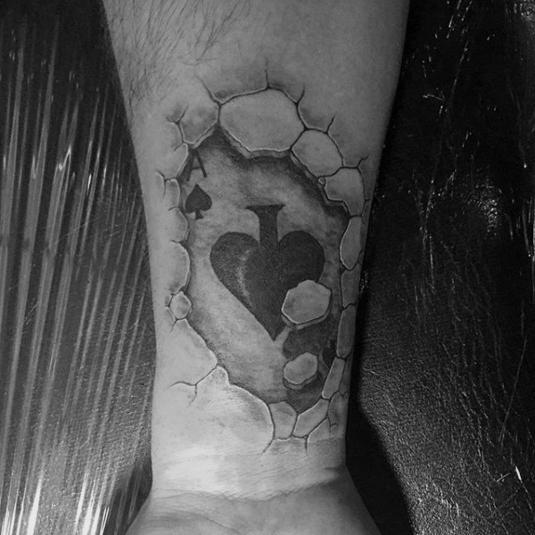 手腕黑桃与皮肤破裂纹身图案