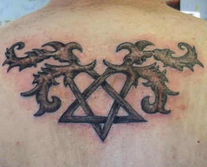 背部五角星与装饰叶子纹身图案