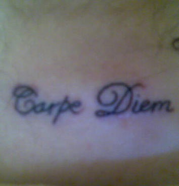 颈部小清新拉丁文字母纹身图案