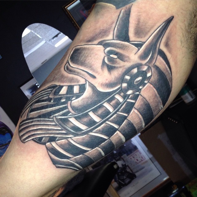 大臂黑灰风格埃及雕像纹身图案