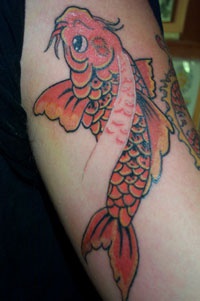 肩部彩色漂亮的金鱼纹身图案