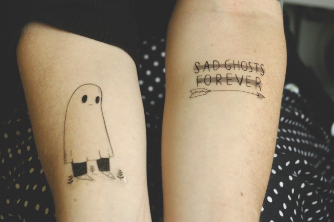 手臂悲伤孤独的幽灵和箭纹身图案