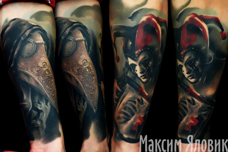小臂彩色神秘人类与鸟形面具和小丑纹身图案